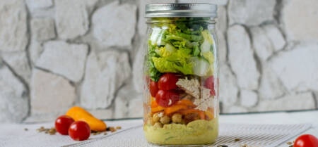 Salat i glas med kylling og karrydressing
