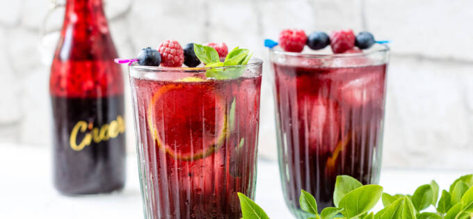 Hjemmelavet blaabaer lime sirup