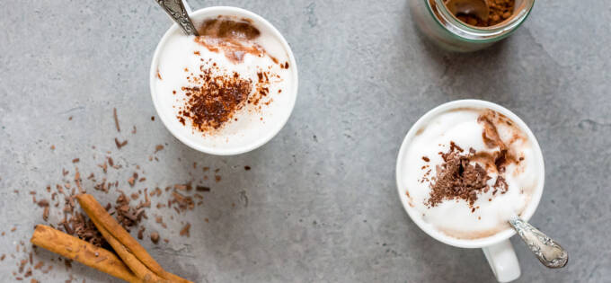 Vegansk varm chokolade med havremælk