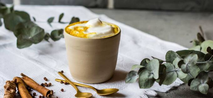 Gurkemeje latte