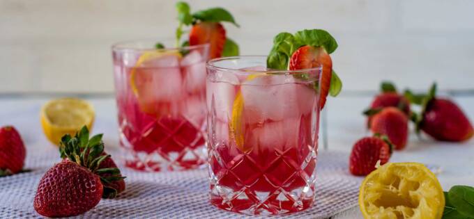 Limonade med jordbærsirup