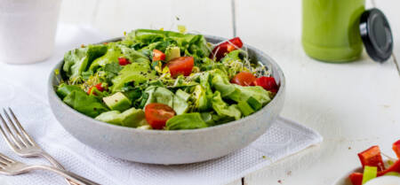 Salat med grøn avocado dressing